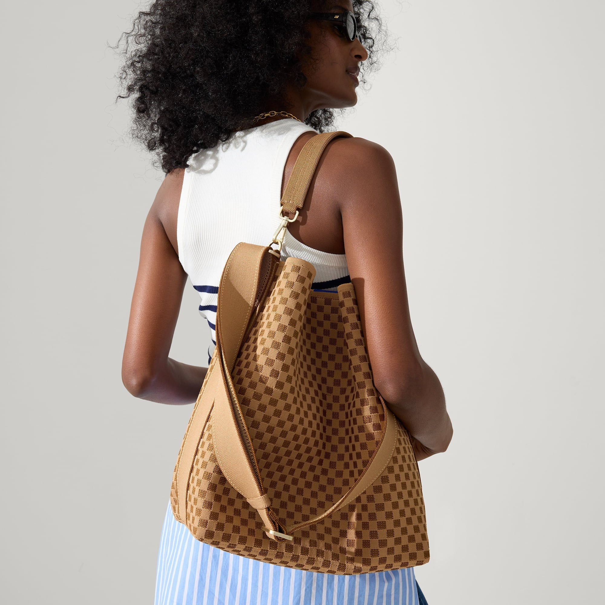 039_BucketBag_Hazelnut_OnFigure_2545.jpg
