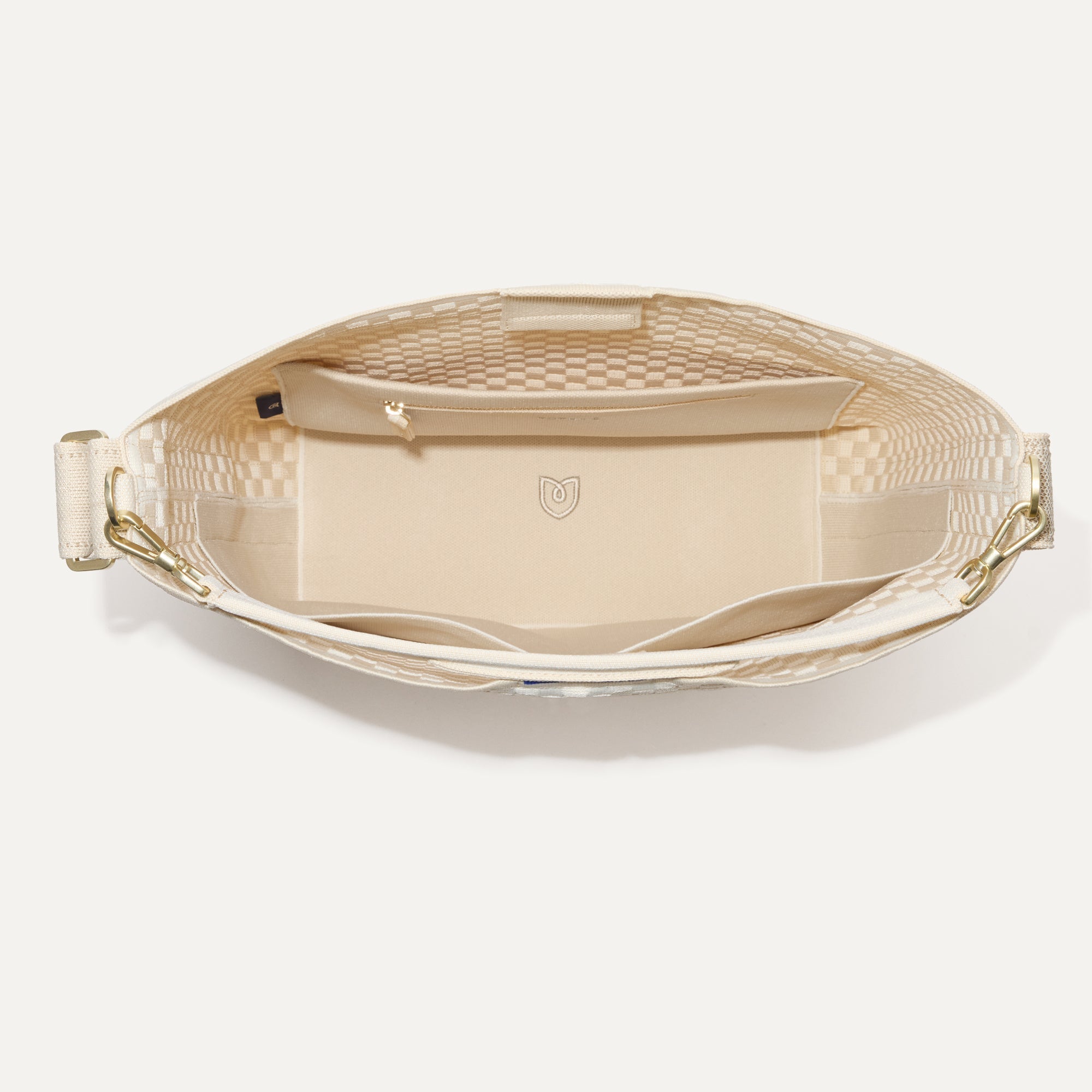 039_BucketBag_WhiteSand_Overhead_4433.jpg