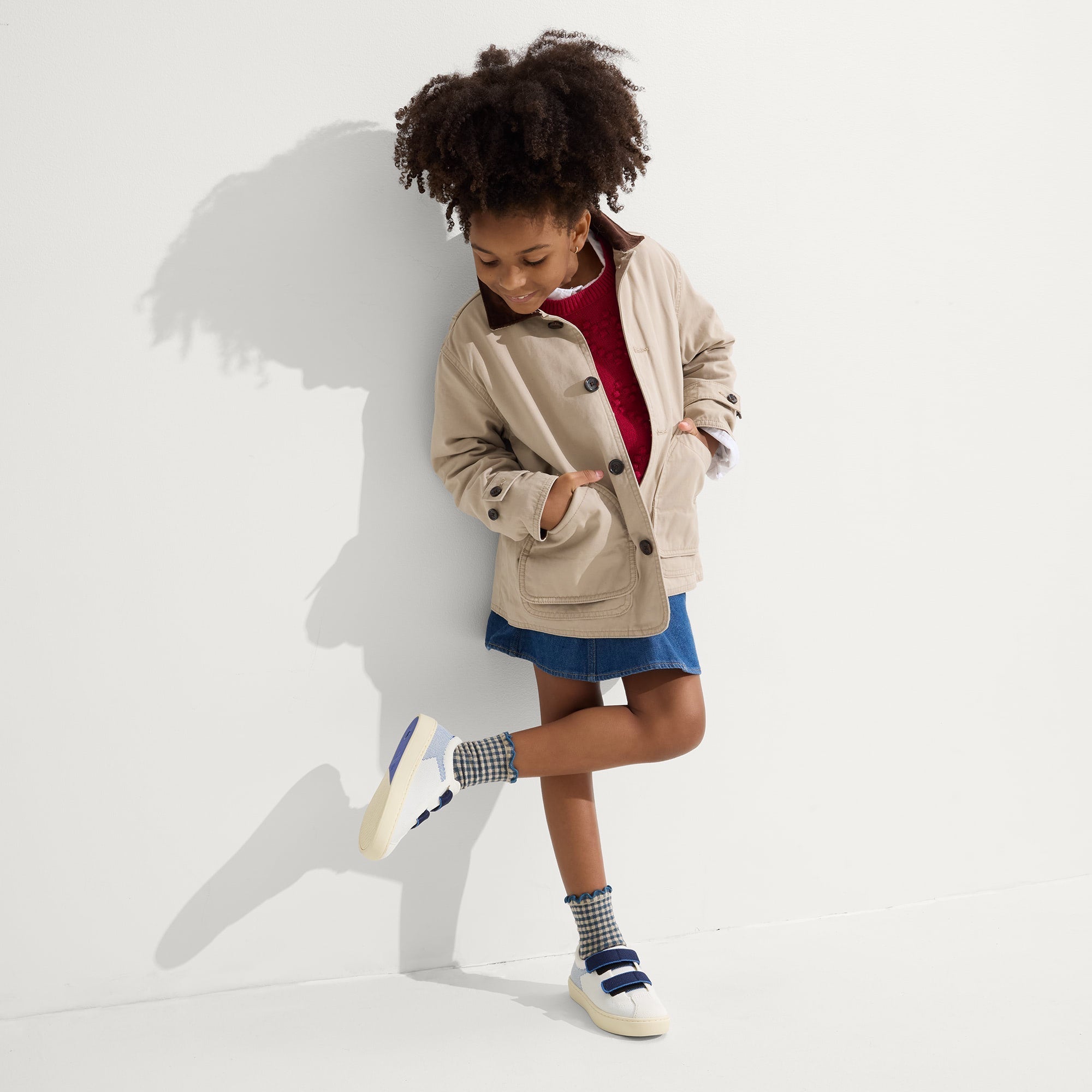 068_KidsStrapSneaker_BlueRaspberry_OnFigure_1412.jpg