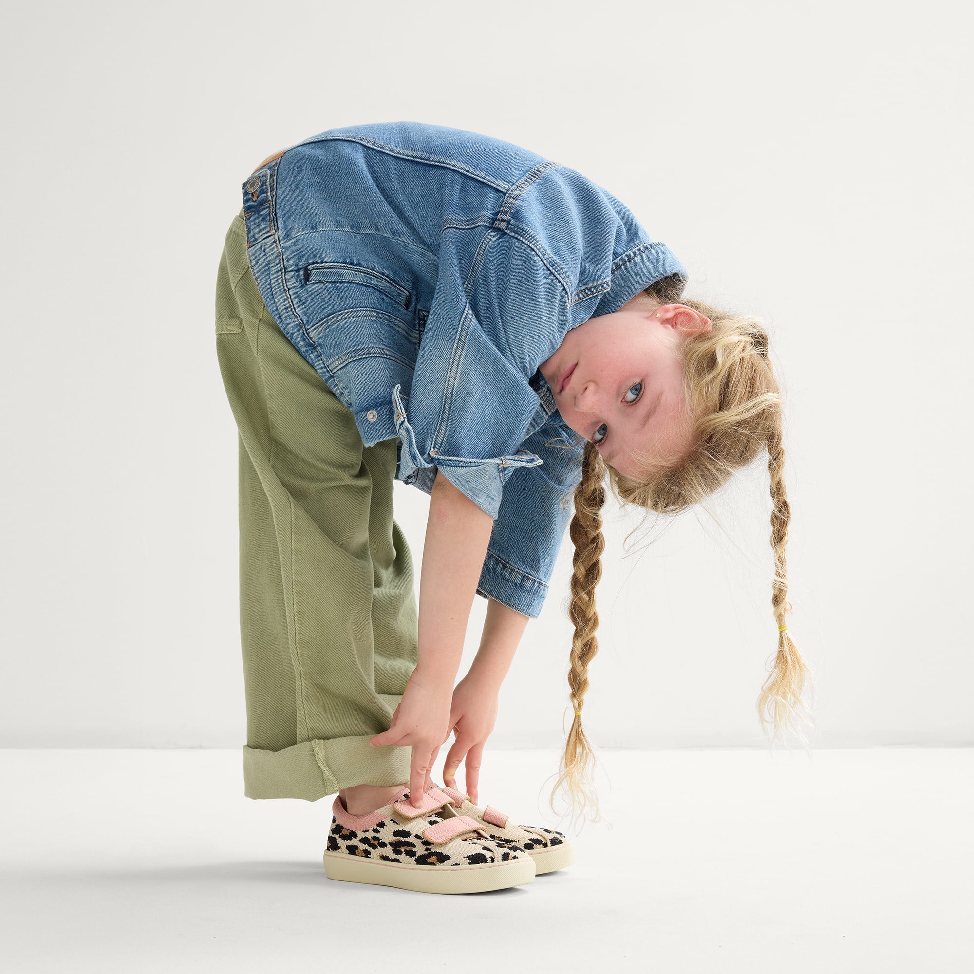 068_KidsStrapSneaker_CatBlush_OnFigure_1272.jpg