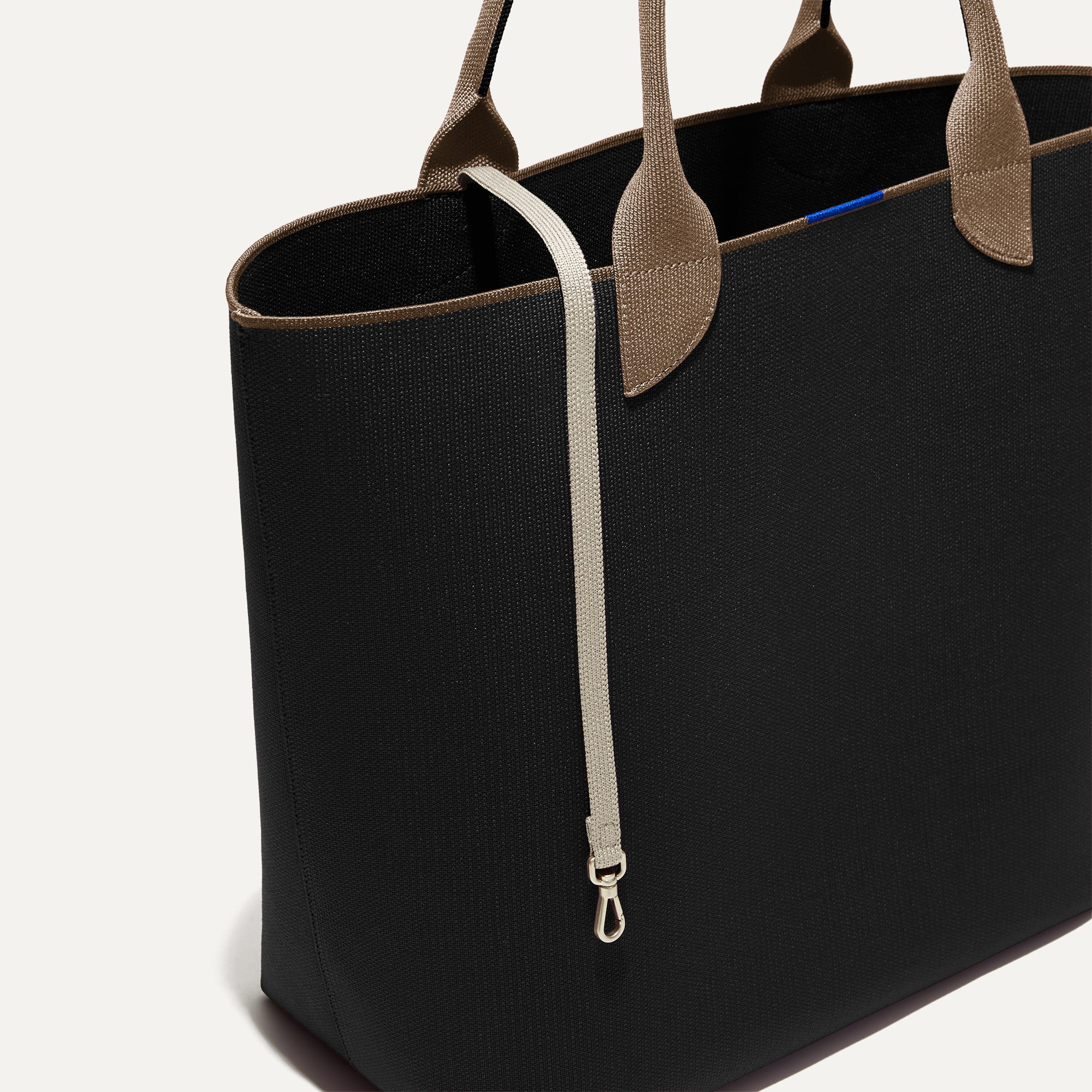 086_LightweightTote_BlackPortobello_leashdetail_a5674008-d2c1-43ab-93f4-8b64d903fb12.jpg
