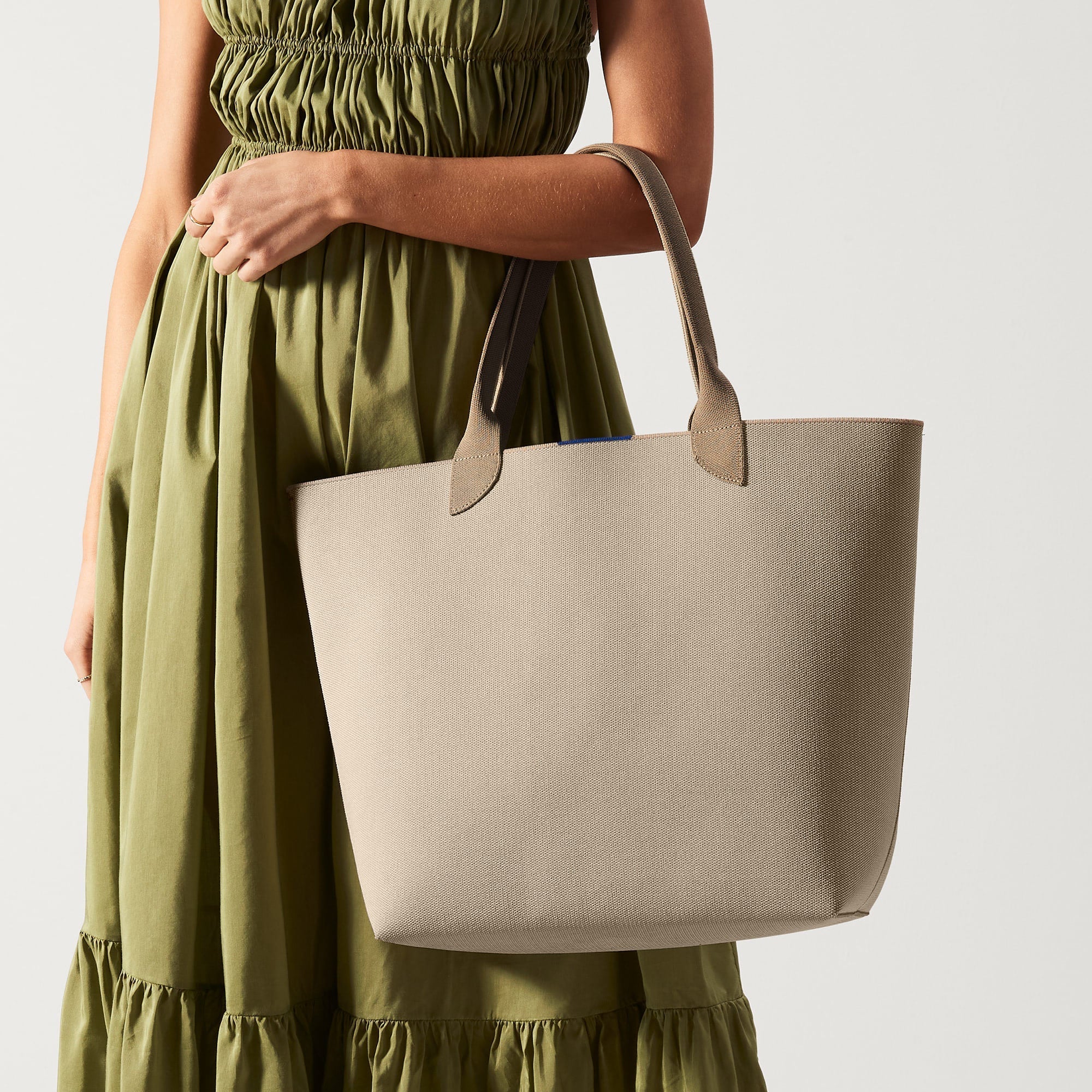 086_LightweightTote_SoftSesame_F.jpg