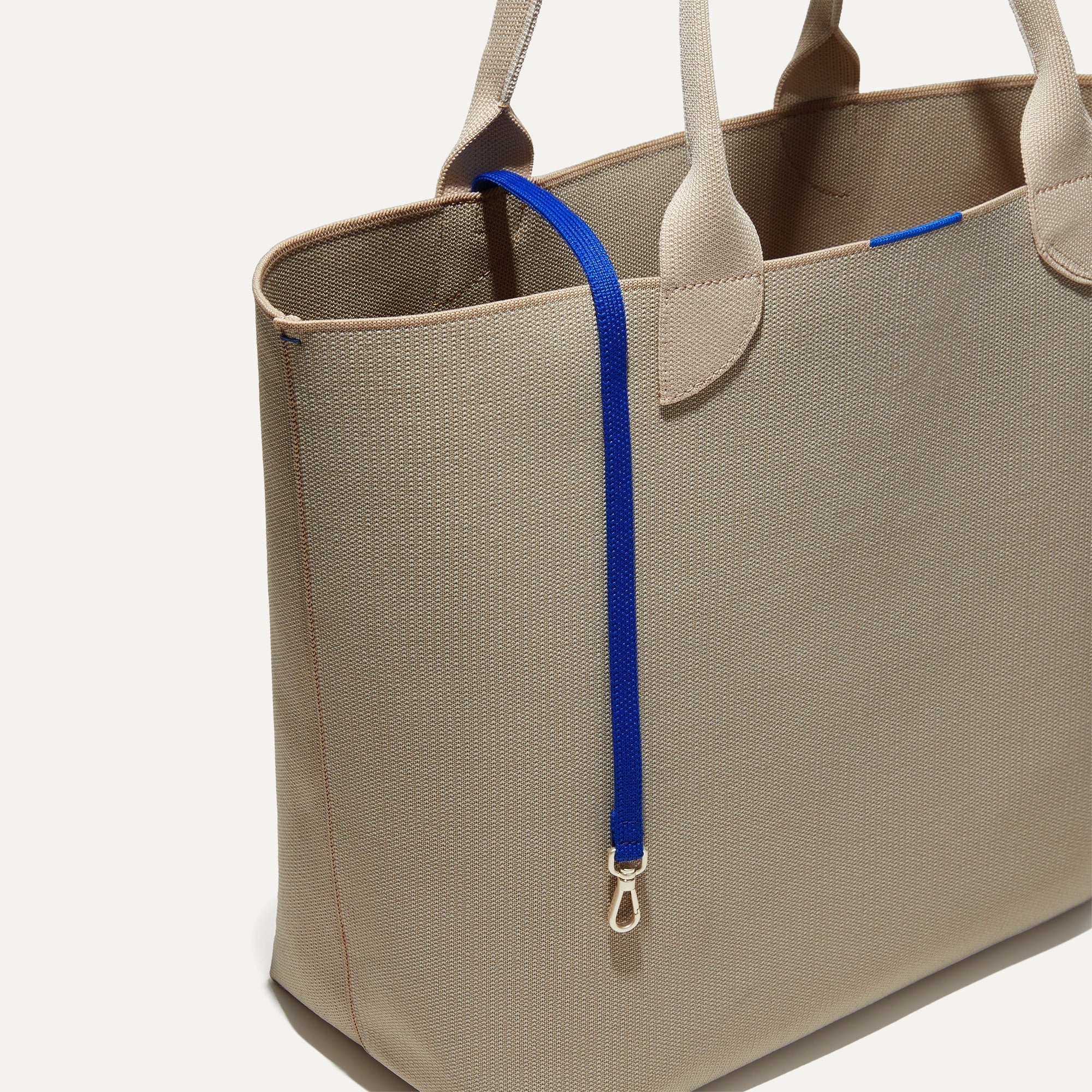 086_LightweightTote_SoftSesame_leashdetail.jpg