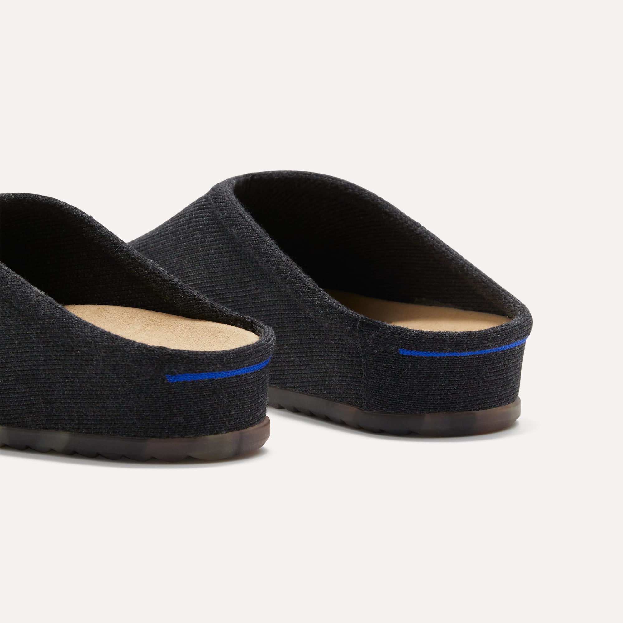 150_CasualClog_SoftBlack_HeelDetail.jpg