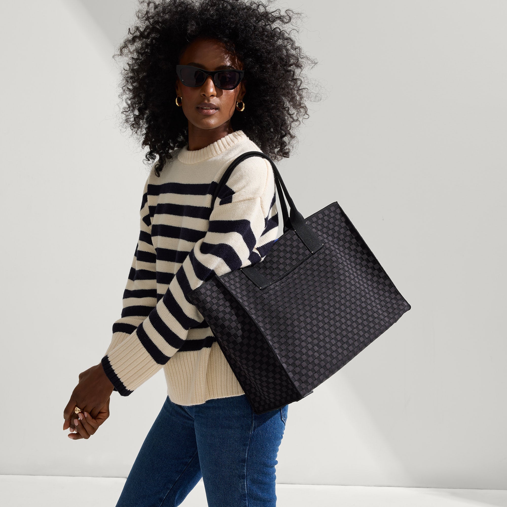 162_ClassicTote_BlackSand_On-Figure_0451.jpg