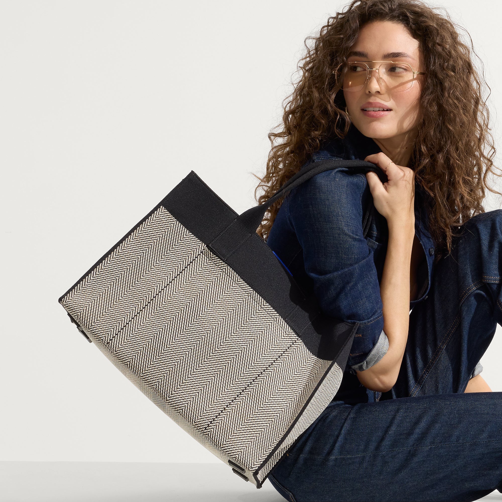 162_Classic_Tote_Black_Herringbone_On_Figure_0252.jpg