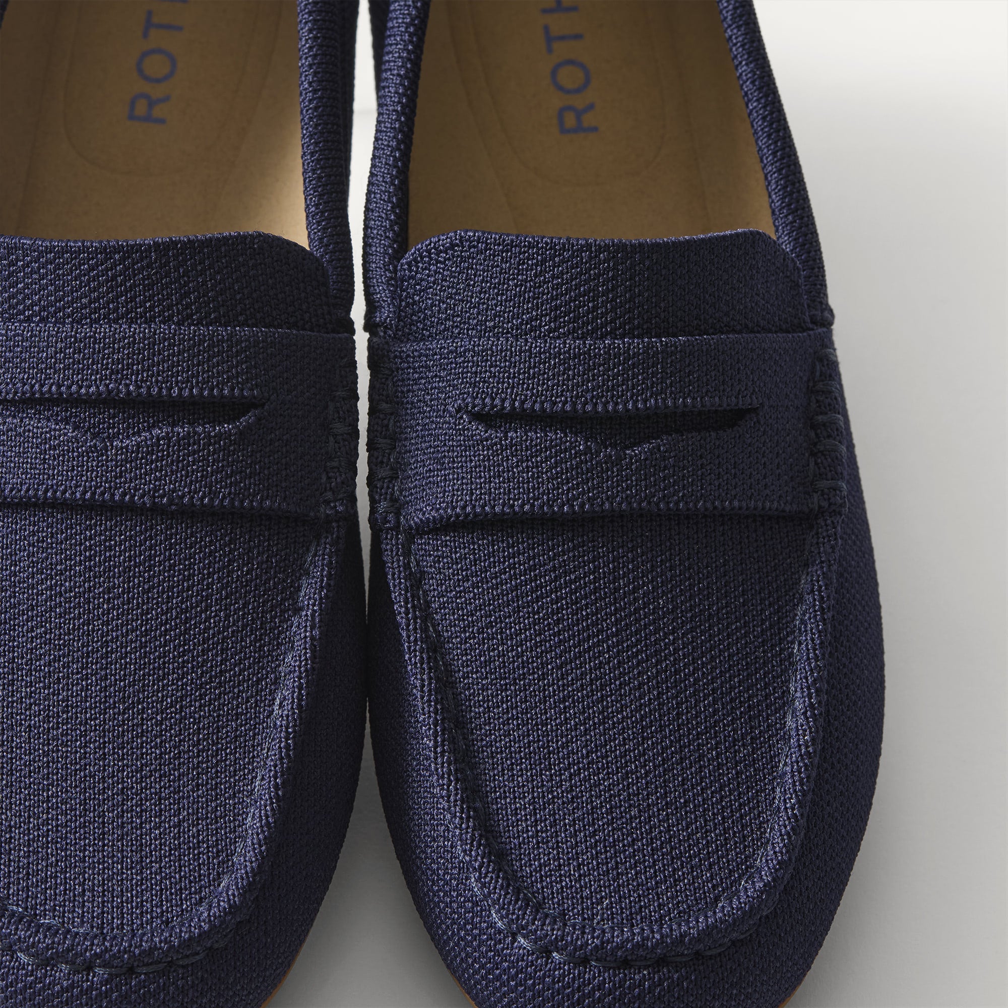 303_DailyDriver_Navy_Toedetail_Macro_3223.jpg