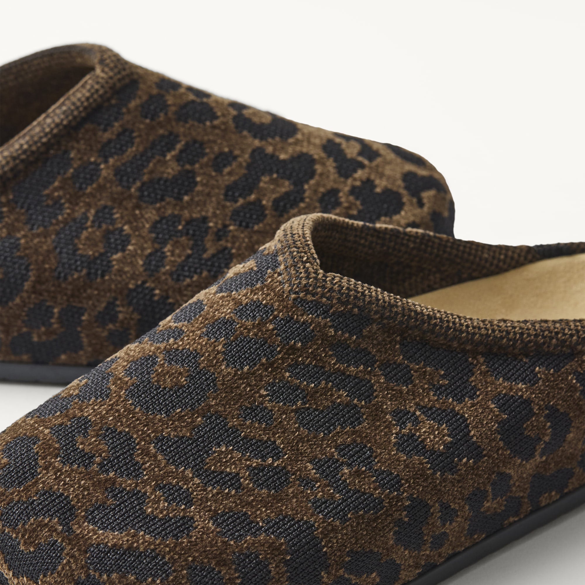 406_ReVelvetCasualClog_ReVelvetCheetah_Toedetail_Macro_2123.jpg