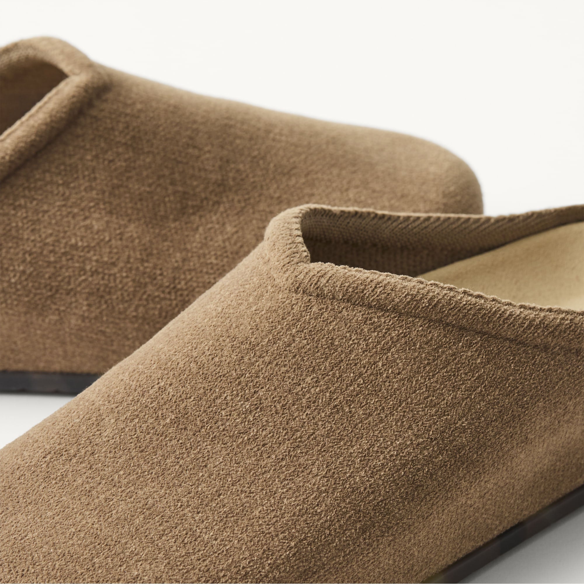 406_ReVelvetCasualClog_ReVelvetPortobello_Toedetail_Macro_6355.jpg