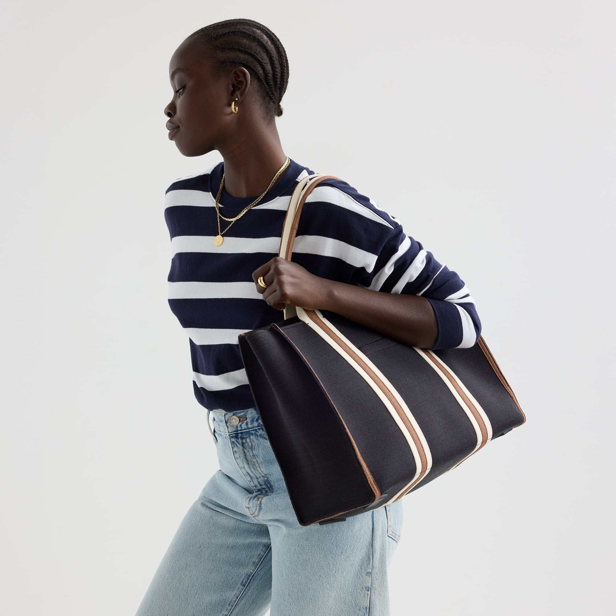 453_TheClassicTote-PlantLeather_BlackCoffee_OnFigure_22061_pdp_071e1514-2359-4ea8-adf2-51ff17145f07.jpg