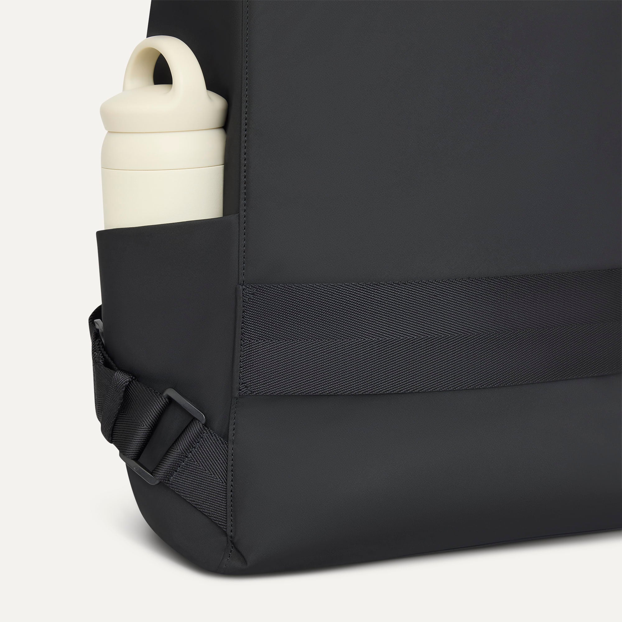 455_TravelCinchBackpack_Ink_Macrostrap_3443.jpg