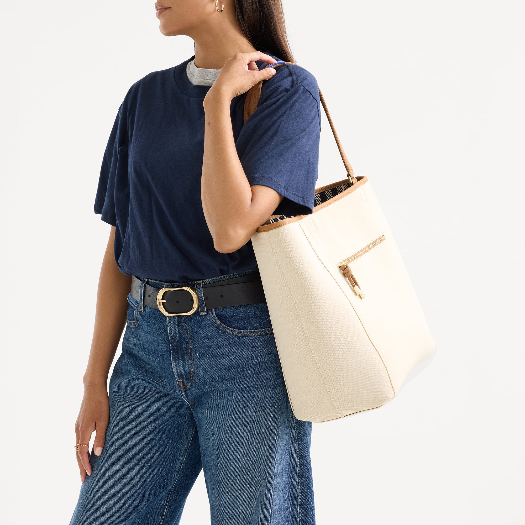 472_Two-WayTote_Shadow_OnFigure_1649_1.jpg