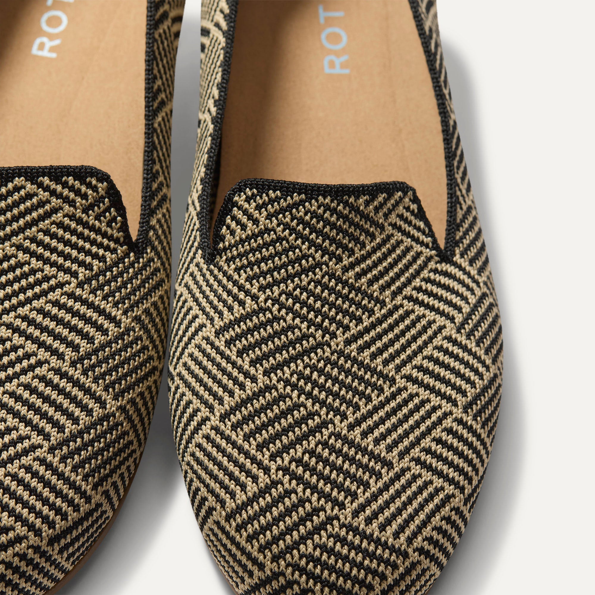 479_DailyLoafer_BlackZigZag_Toedetail_Macro_6556.jpg