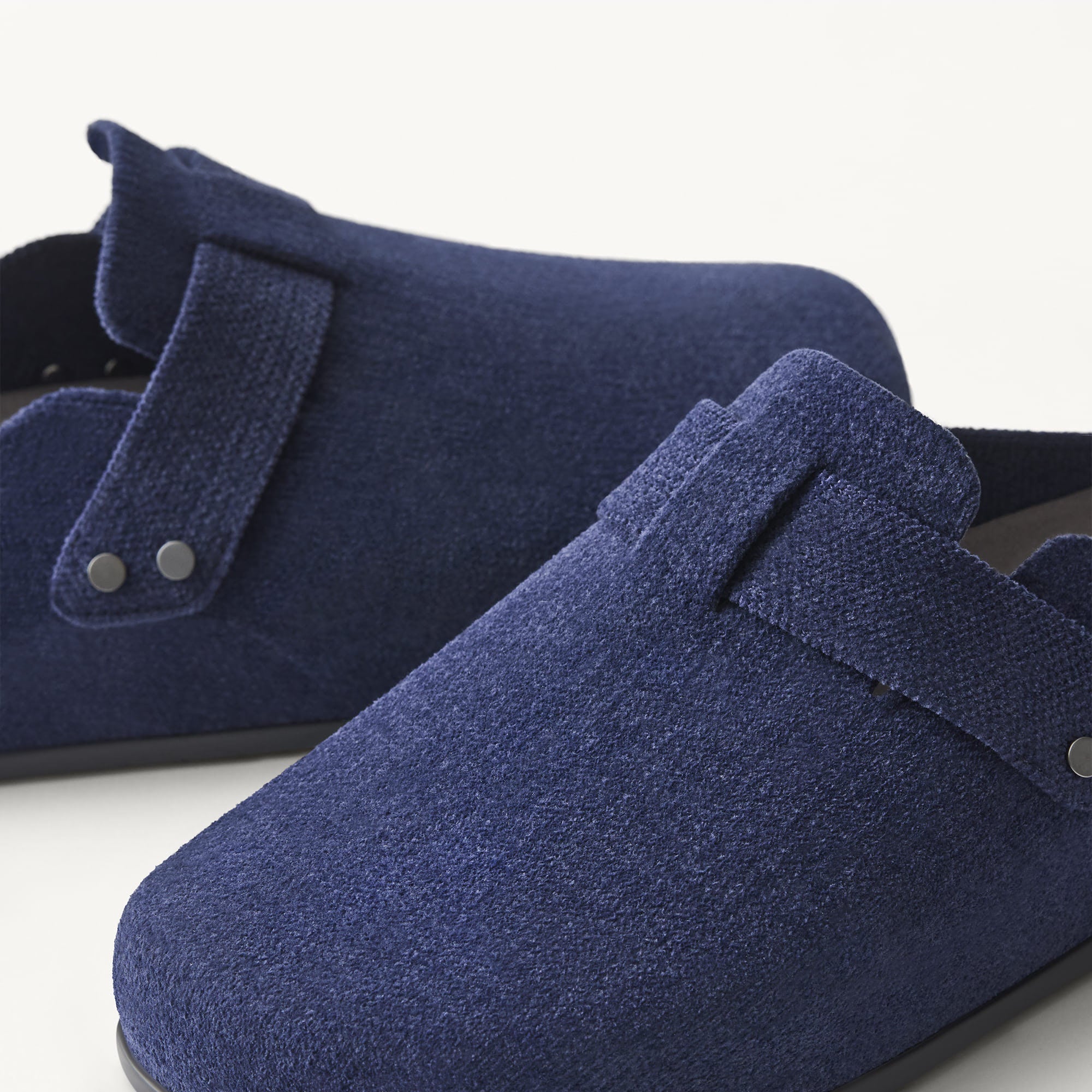 505_Men_sClog-ReVelvet_DeepNavy_Toedetail_Macro_7667.jpg