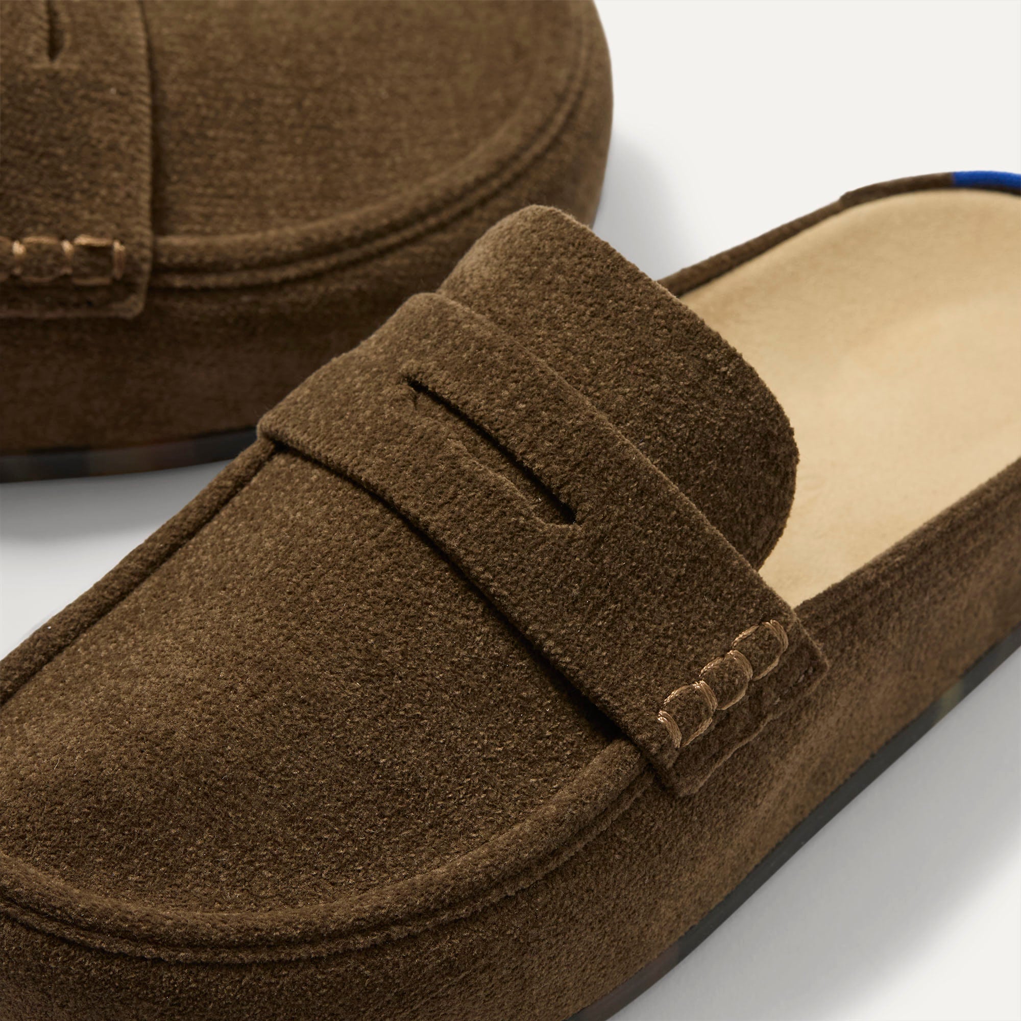 511_ReVelvetPennyClog_Bistro_Toedetail_Macro_7667.jpg